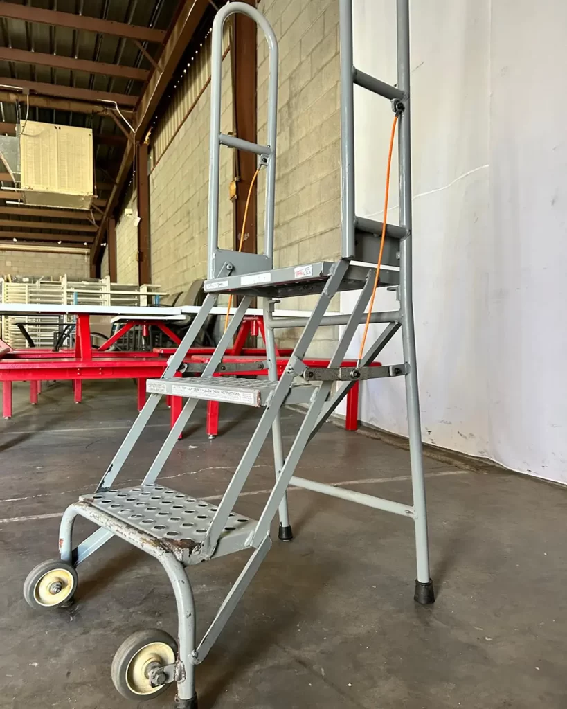 INDUSTRIAL 3 STEP ROLLING LADDER(4)