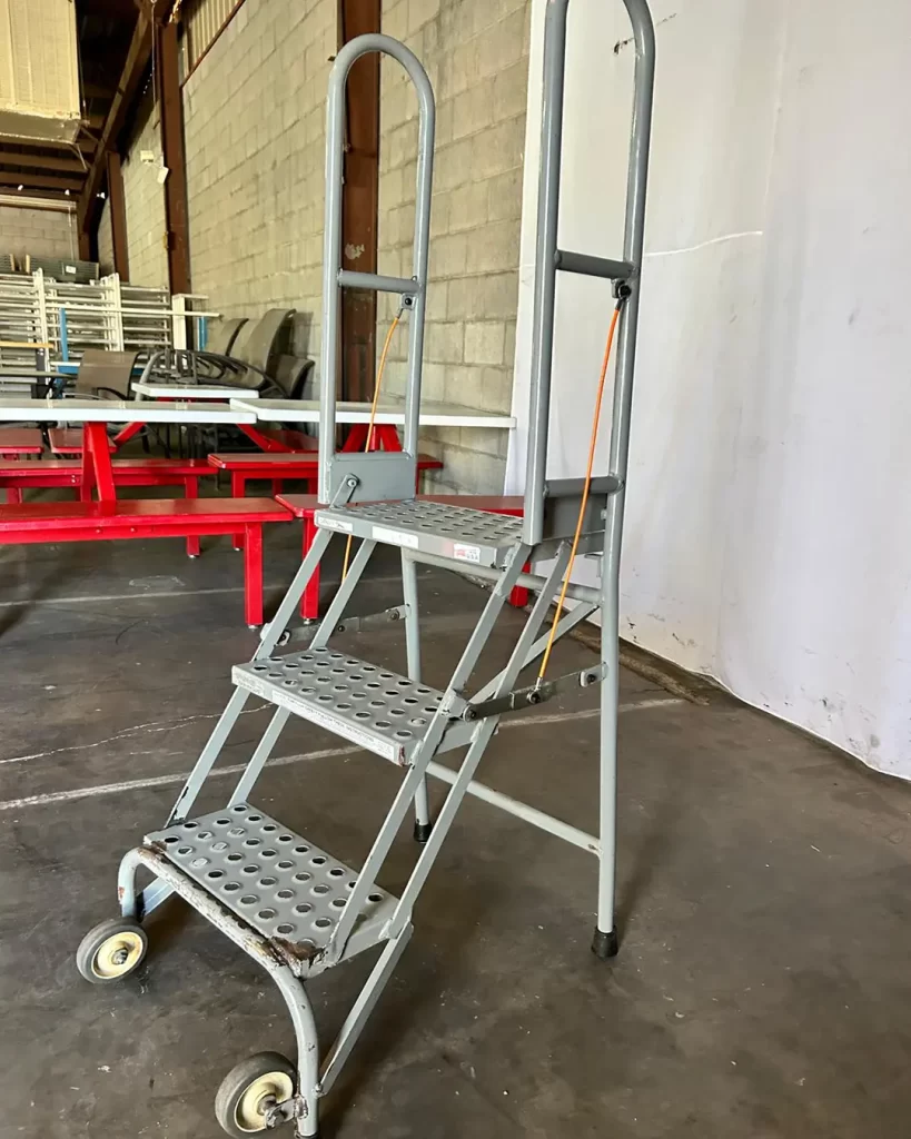 INDUSTRIAL 3 STEP ROLLING LADDER(5)