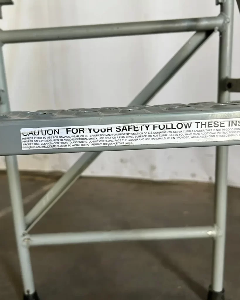 INDUSTRIAL 3 STEP ROLLING LADDER(6)