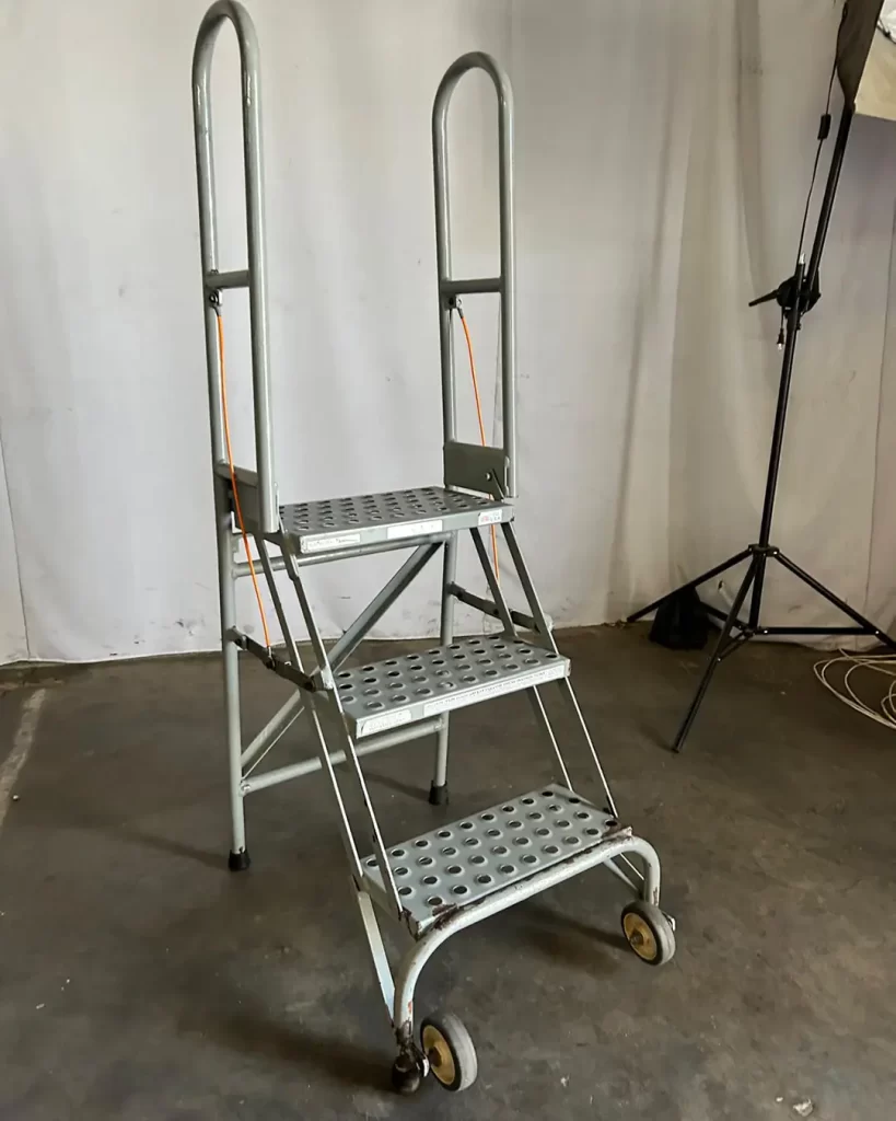 INDUSTRIAL 3 STEP ROLLING LADDER(9)